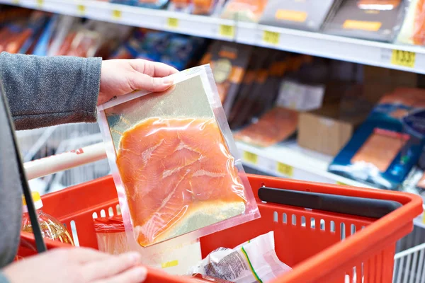 Embalagem de salmão na mão na loja — Fotografia de Stock