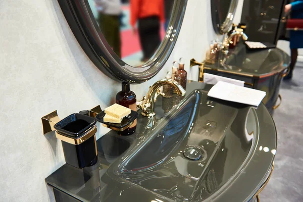Lavabo et miroir luxueux dans la salle de bain — Photo