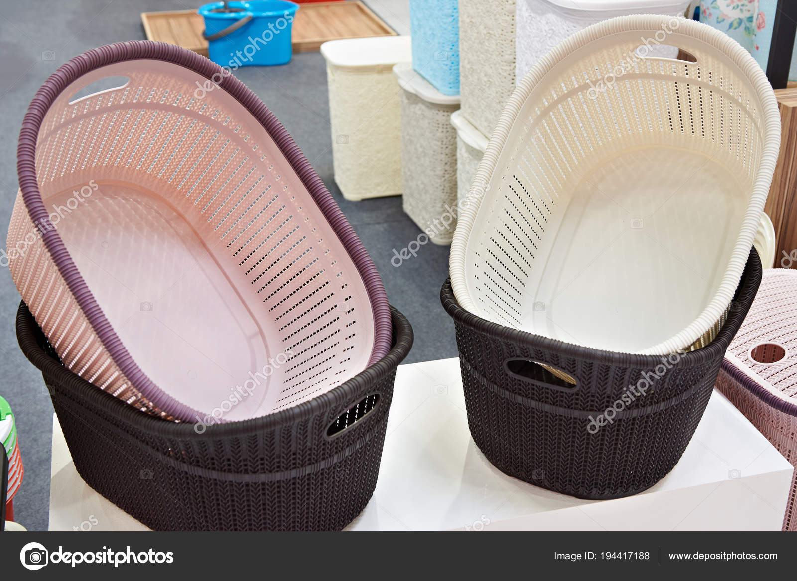 Cestas de lavadero plástico en tienda — Foto de stock © ryzhov #194417188