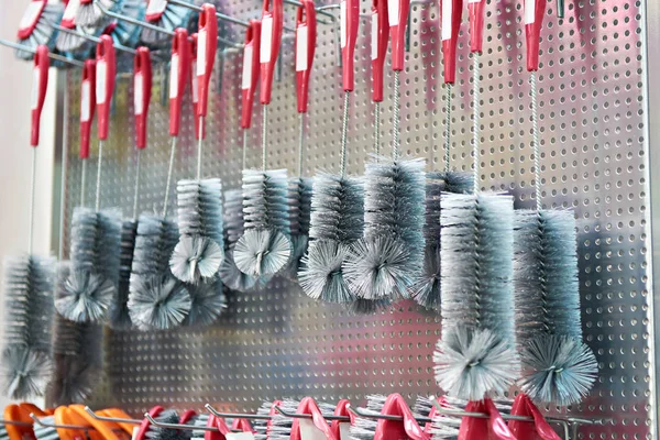 Cepillos domésticos para platos en tienda — Foto de Stock