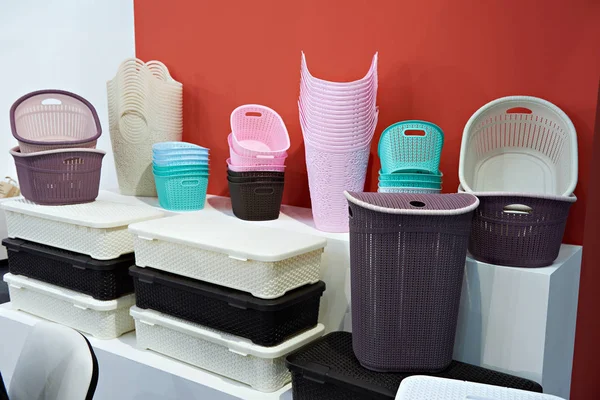 Kotak plastik, keranjang dan kontainer untuk menyimpan rumah — Stok Foto