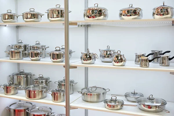 Pentole in acciaio inox per cucinare in negozio — Foto Stock