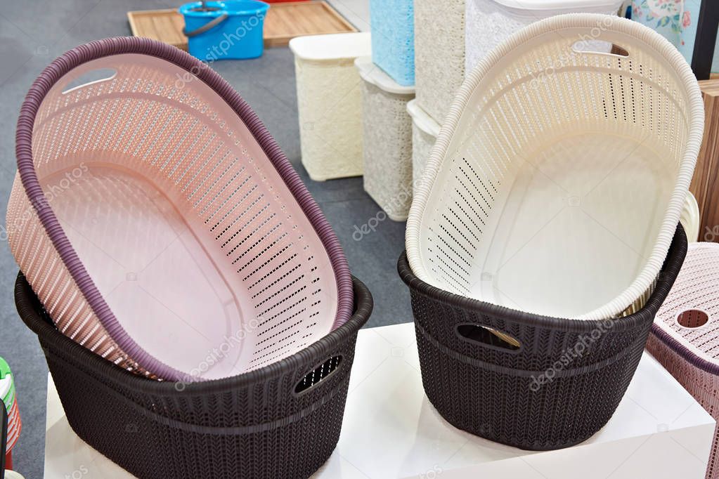 Cestas de lavadero plástico en tienda — Foto de stock © ryzhov #194417188