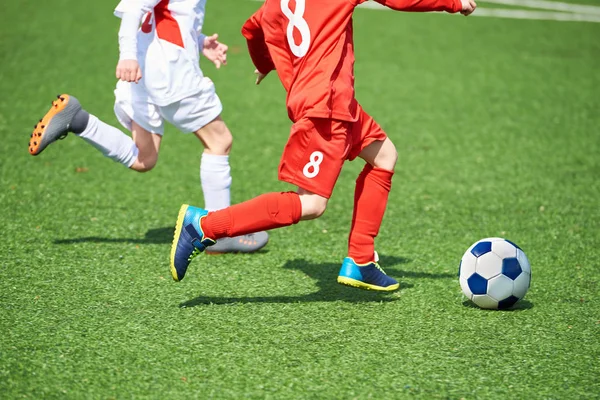 Детские Футболисты Мяч Футбольном Поле — стоковое фото