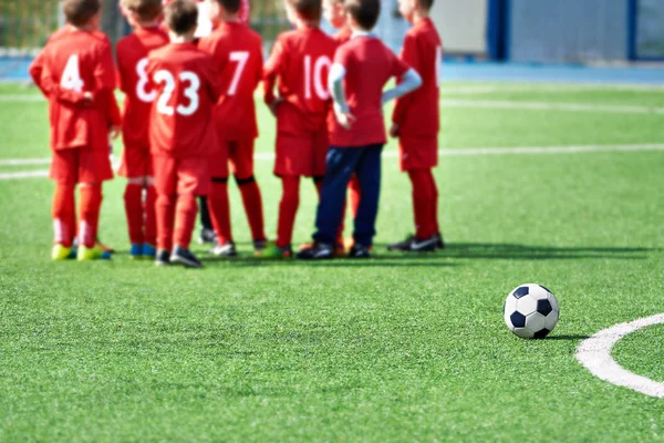 Çocuk Top Sahada Futbol Takımı — Stok fotoğraf