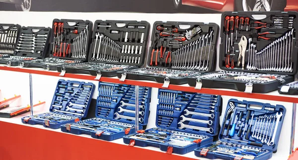 Set socket wrenches in box at store — Stockfoto