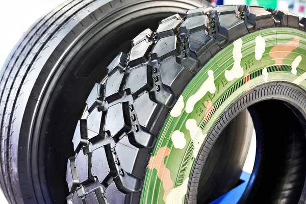 Tread pattern camouflage tire truck — Stockfoto