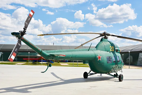 Mi-2 bewaffneter Turbinen-Transporthubschrauber — Stockfoto