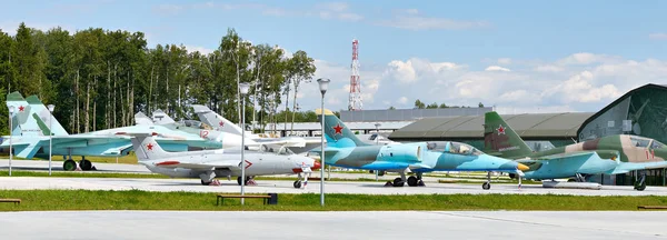 Aviones militares rusos de combate a reacción en museo — Foto de Stock
