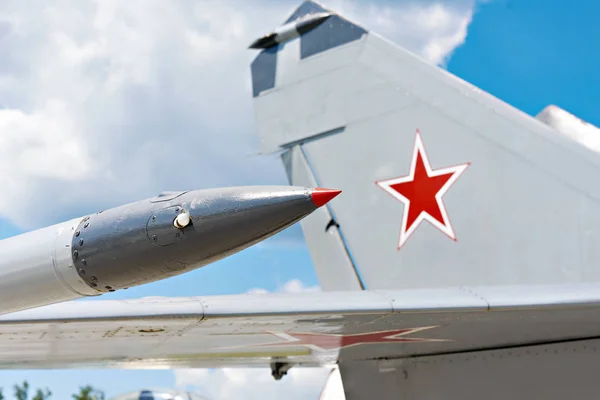 Leitwerk und Flügel eines sowjetischen Kampfjets — Stockfoto