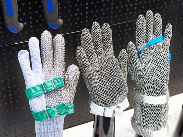 Металеві ланцюгові рукавички для роботи харчове м'ясо — стокове фото