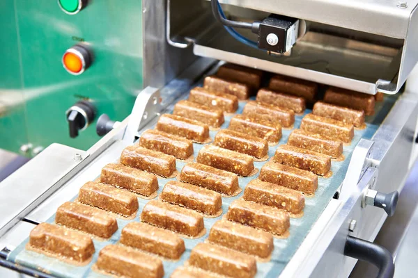 Producción de confitería en cinta transportadora — Foto de Stock