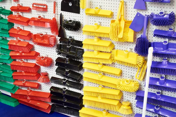 Spazzole domestiche in plastica in negozio — Foto Stock