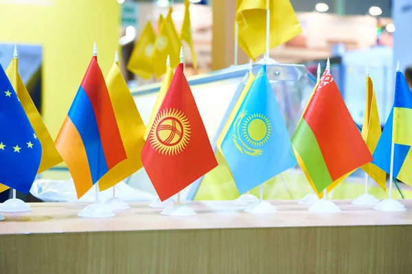 Eurasiatiska flaggor på företagsmässa — Stockfoto