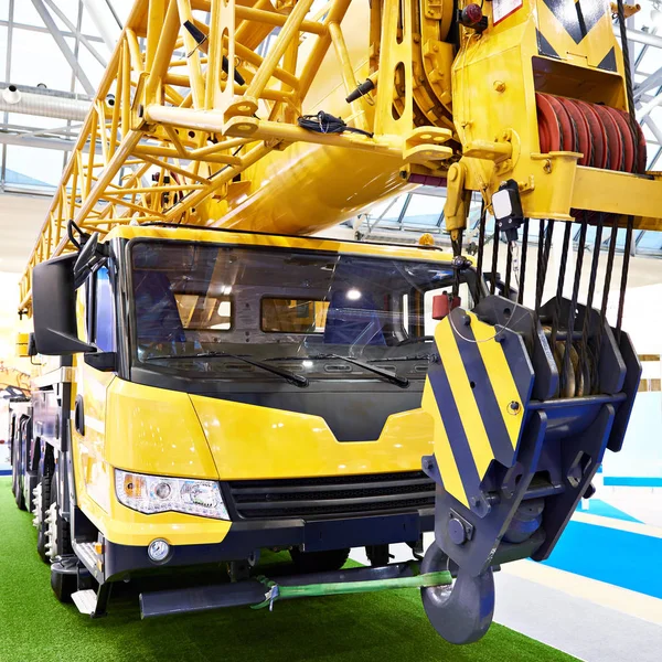 Mobile crane off-road capability — Stock Photo, Image