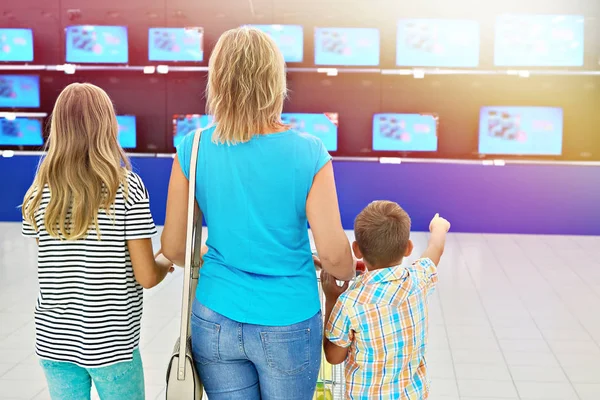 Mother with children in shop of tv — Stock Photo, Image