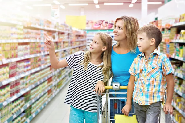 Familjen väljer produkter i butik — Stockfoto