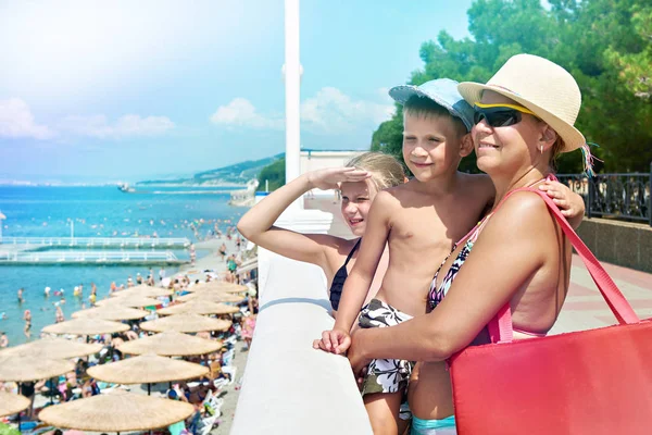 Family on vacation at sea walk along promenade — Stock Photo, Image