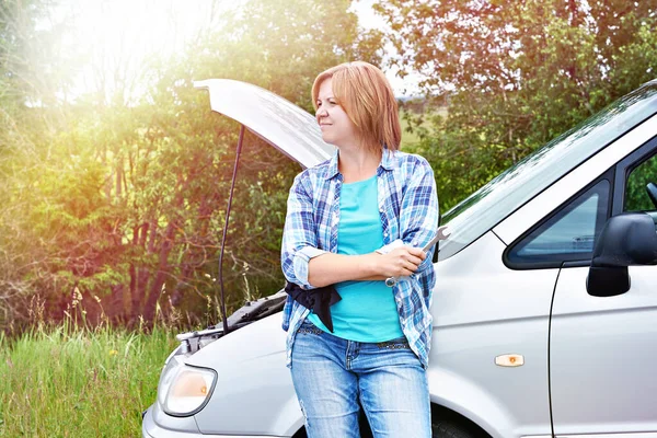 Mujer espera ayuda cerca de coche roto — Foto de Stock