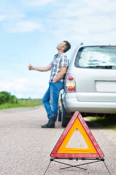 Man on road near car and waiting help — Stock Photo, Image