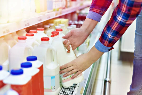 Шопінг молока в магазині — стокове фото