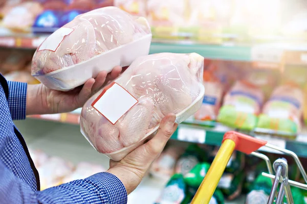 Comprador de carne de pollo en tienda — Foto de Stock