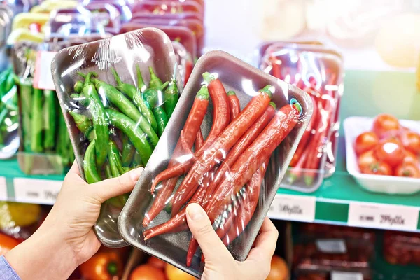 Buyer with chili peppers in store — Stock Photo, Image