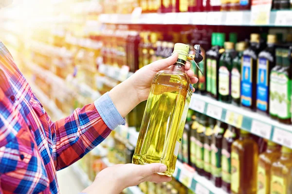 Buyer with sunflower oil in shop — Stock Photo, Image