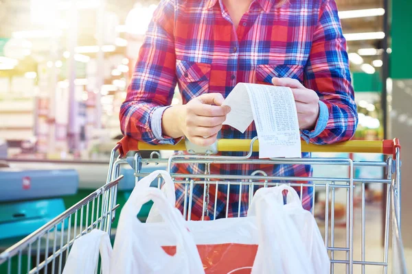 Woman housewife with check in store — Stock Photo, Image