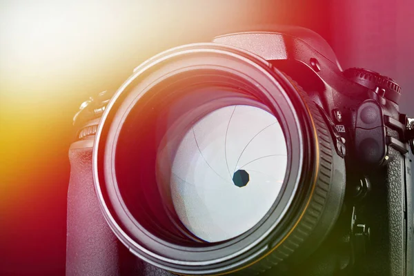 Dslr kamera med bländarobjektiv — Stockfoto