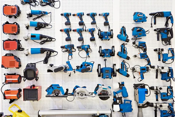 Taladros y herramientas eléctricas en la tienda — Foto de Stock