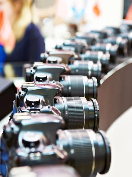 Цифрові фотокамери SLR в ряд — стокове фото