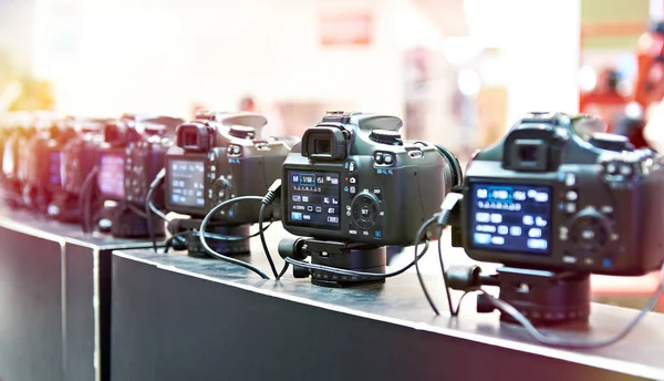 SLR câmeras digitais em linha — Fotografia de Stock