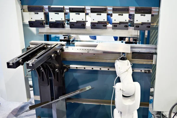 Braço robótico e prensa máquina de chapa de freio metálico — Fotografia de Stock