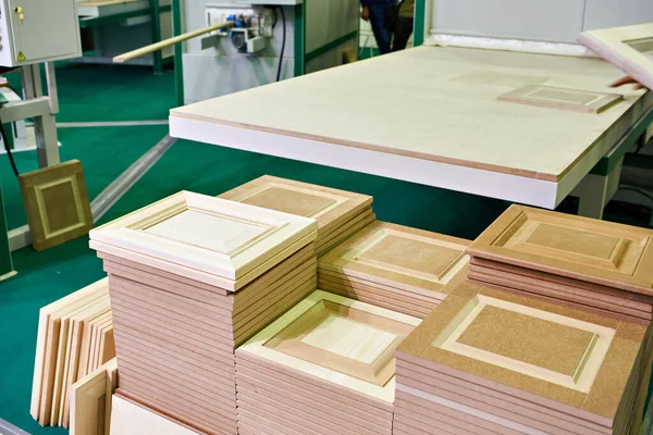 Fachadas de madeira na fábrica de móveis — Fotografia de Stock