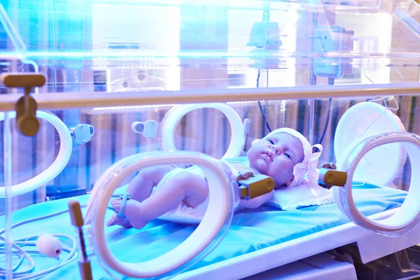 Mannequin bébé dans incubateur — Photo