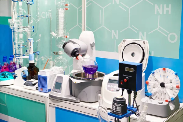 Kemisk utrustning i labb — Stockfoto