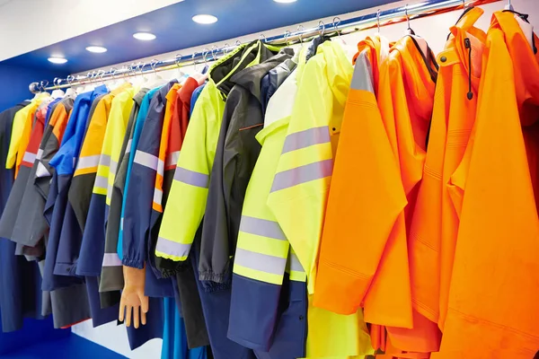 Impermeabilizzazione Abbigliamento Riflettente Lavoratori Stradali Negozio — Foto Stock