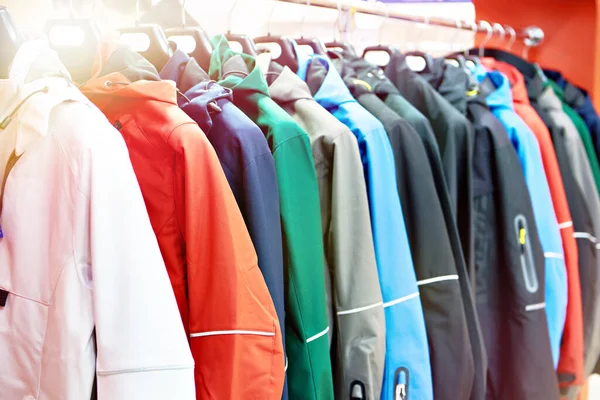 Куртки Вешалке Магазине — стоковое фото