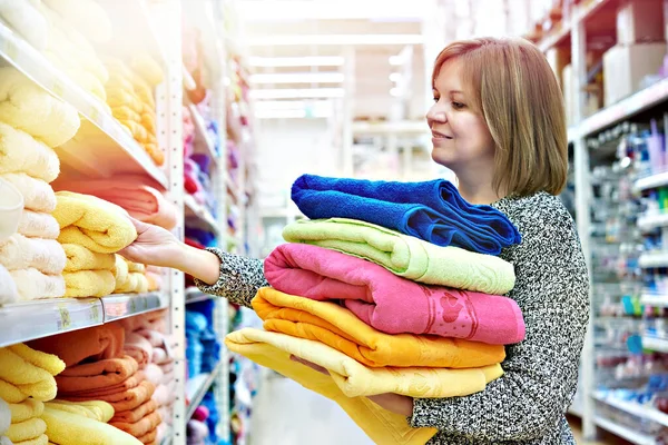 Frau Kauft Handtücher Supermarkt — Stockfoto