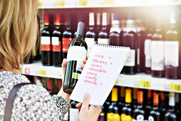 Meisje Kiest Fles Wijn Voor Datum Winkel — Stockfoto