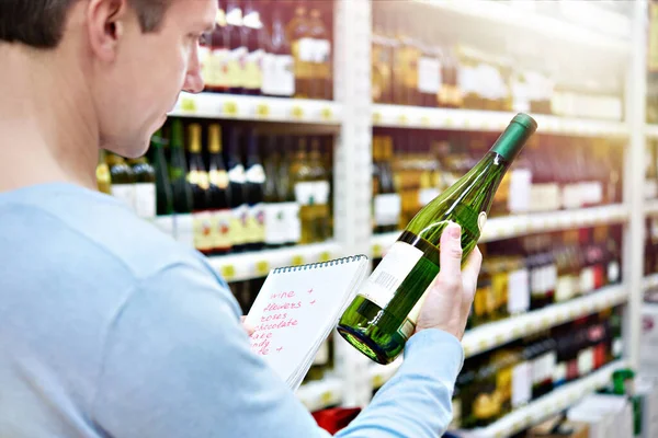 Man Kiest Fles Wijn Voor Datum Winkel — Stockfoto