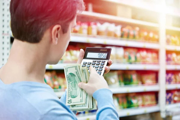 Hombre Con Dólares Calculadora Considera Costos Tienda — Foto de Stock