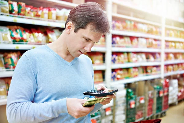 Hombre Con Dólares Calculadora Considera Costos Tienda — Foto de Stock