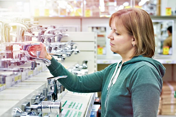 Mulher Compras Para Equipamento Banheiro — Fotografia de Stock