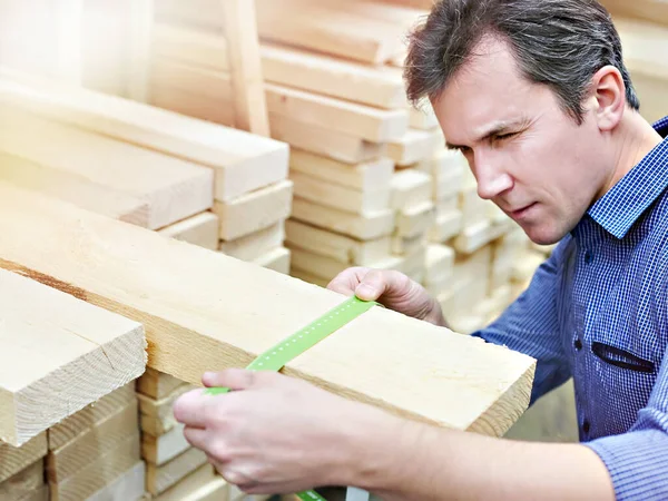 Mann Wählt Bretter Für Den Bau Des Ladens — Stockfoto