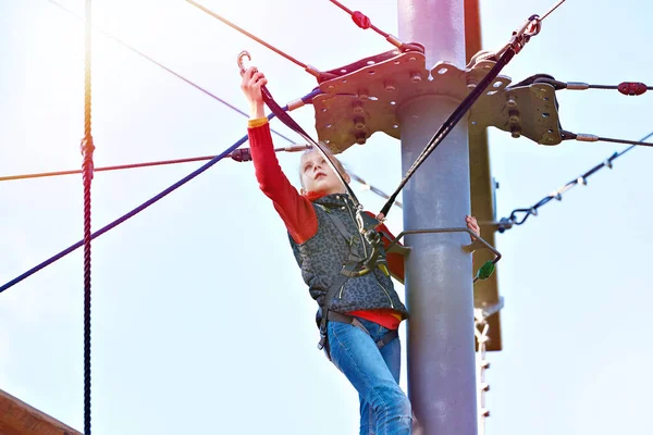 Mutiges Mädchen Klettert Freizeitpark — Stockfoto
