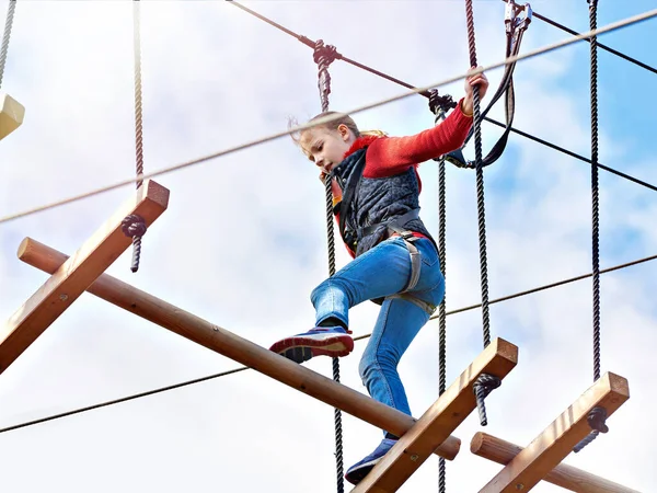 Dziewczyna Sportowiec Wspinaczka Park Rozrywki — Zdjęcie stockowe