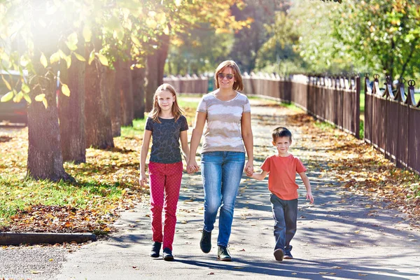 Mutter Mit Kindern Spaziert Einem Sonnigen Tag Herbstpark — Stockfoto