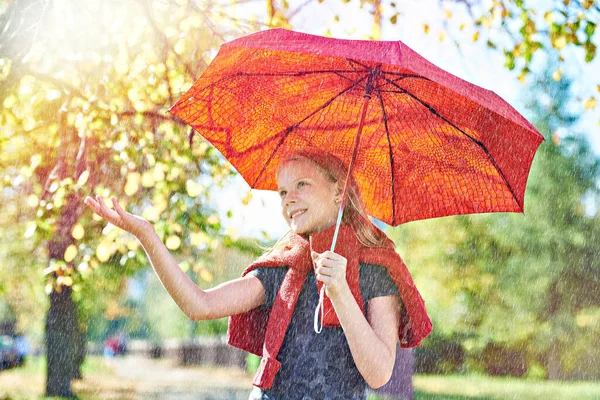 Joyeuse Fille Avec Parapluie Rouge Dans Parc Automne Par Une — Photo